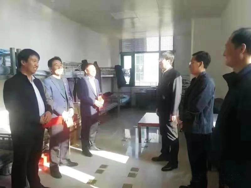 工業(yè)園區管委會(huì )、泓源公司慰問(wèn)園區機關(guān)保安門(mén)衛等一線(xiàn)人員(圖2)